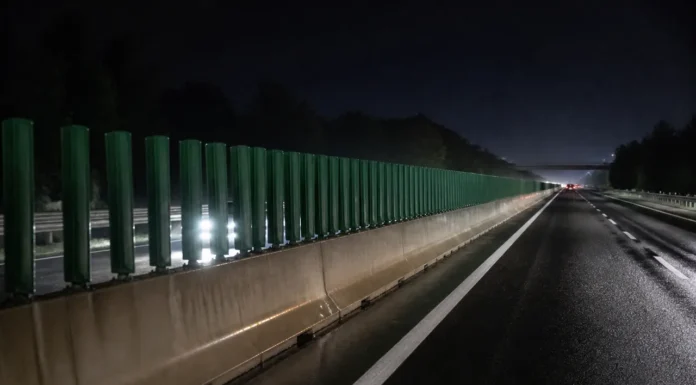 Lamelele verzi de pe autostradă: cum reduc orbirea șoferilor noaptea Lamelele verzi de pe autostradă