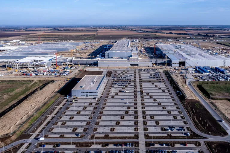 Cursa facilităților: cu ce îi ademenesc vecinii noștri pe investitori